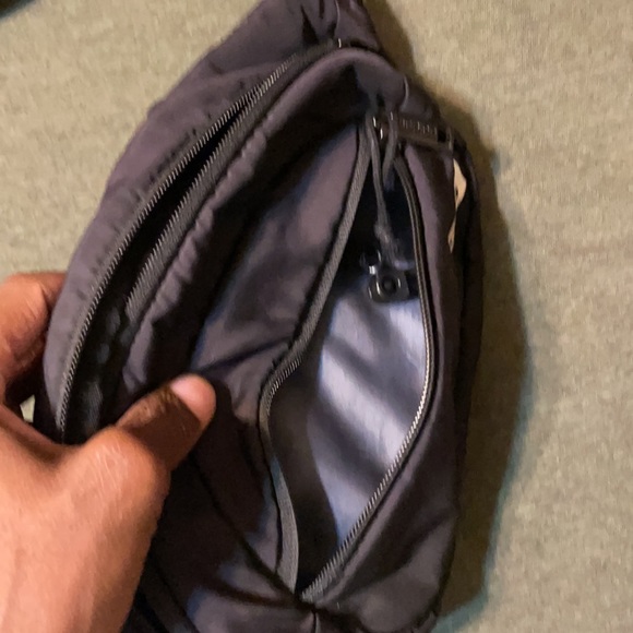 Adidas crossbody bag black and white used 9/10 - Picture 4 of 5